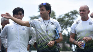 Jelang Persib Bandung vs Persija Jakarta, Luis Milla Beri Sesi Khusus di Ruang Ganti