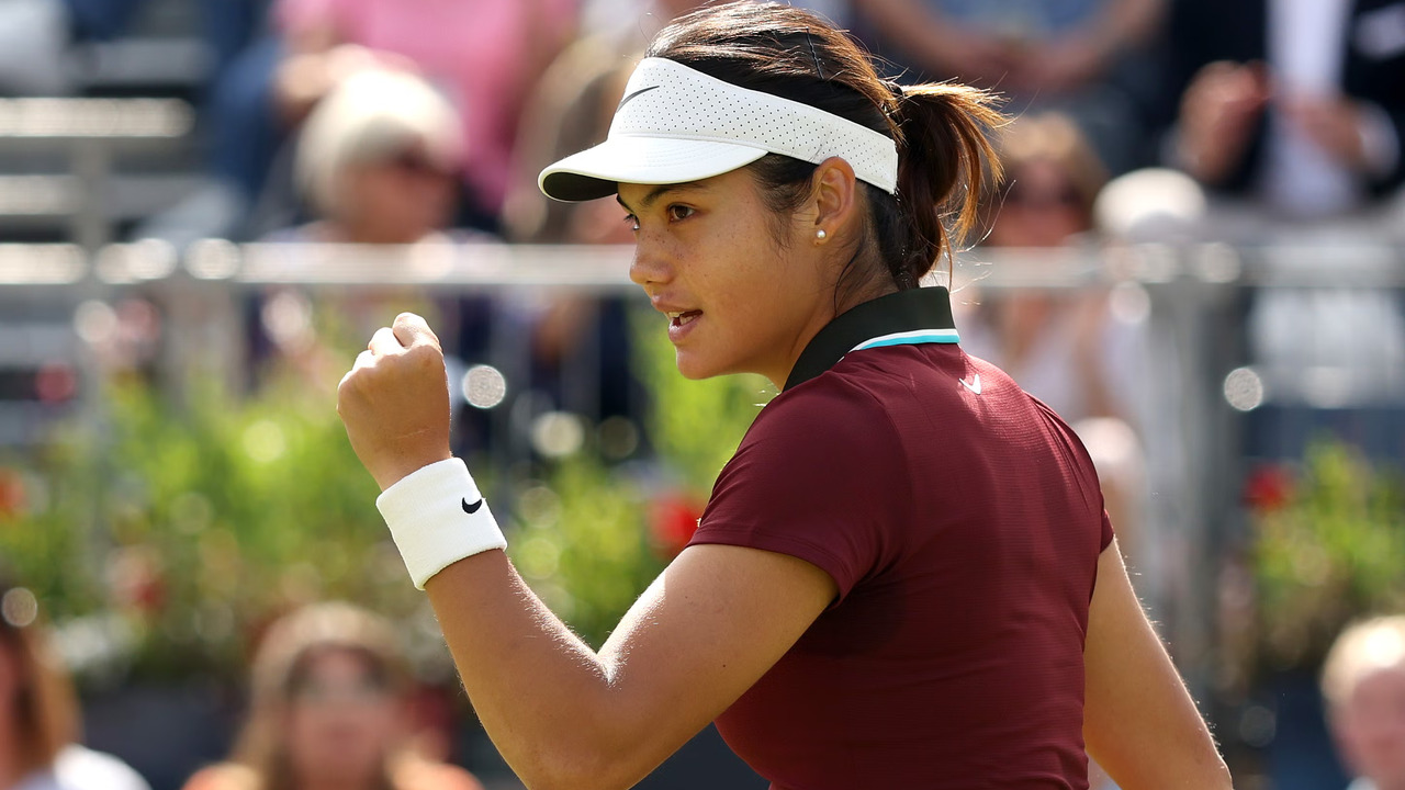 Emma Raducanu Bangkit Dramatis di Eastbourne, Harriet Dart Gagal Manfaatkan Peluang