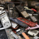 Tumpukan HP Bekas Ternyata Menyimpan Emas: Temuan Inovatif Daur Ulang Ramah Lingkungan
