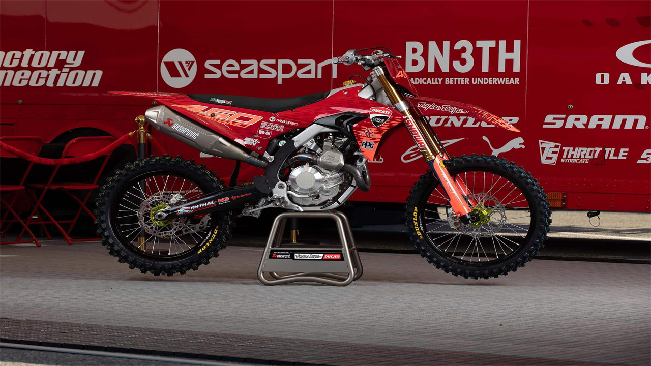 Ducati Berikan Motor Latihan Spesial untuk Bagnaia, Siap Bakar Lintasan Flat-Track!