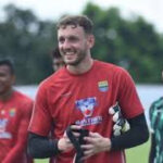 Adam Przybek, Kiper Asing yang Tolak Tawaran Klub Inggris Demi Bermain di Persib Bandung!