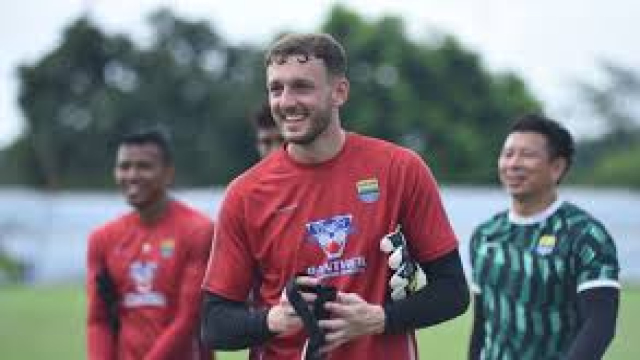 Adam Przybek, Kiper Asing yang Tolak Tawaran Klub Inggris Demi Bermain di Persib Bandung!