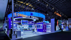 Alibaba Tunjukkan Inovasi AI Terbaru di WAIC 2025, dari Kokpit Otomotif hingga Kacamata Pintar