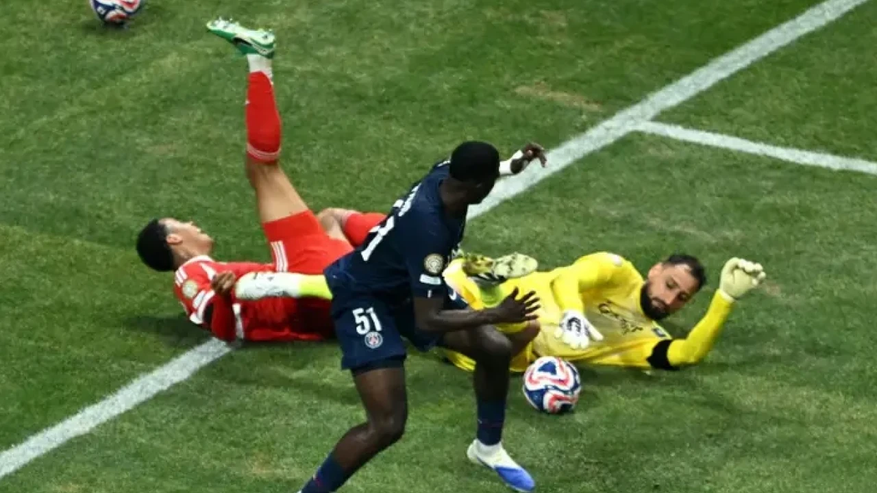 Donnarumma Dikritik Legenda, Pelatih dan Direktur Bayern Munchen Usai Sebabkan Musiala Patah Kaki