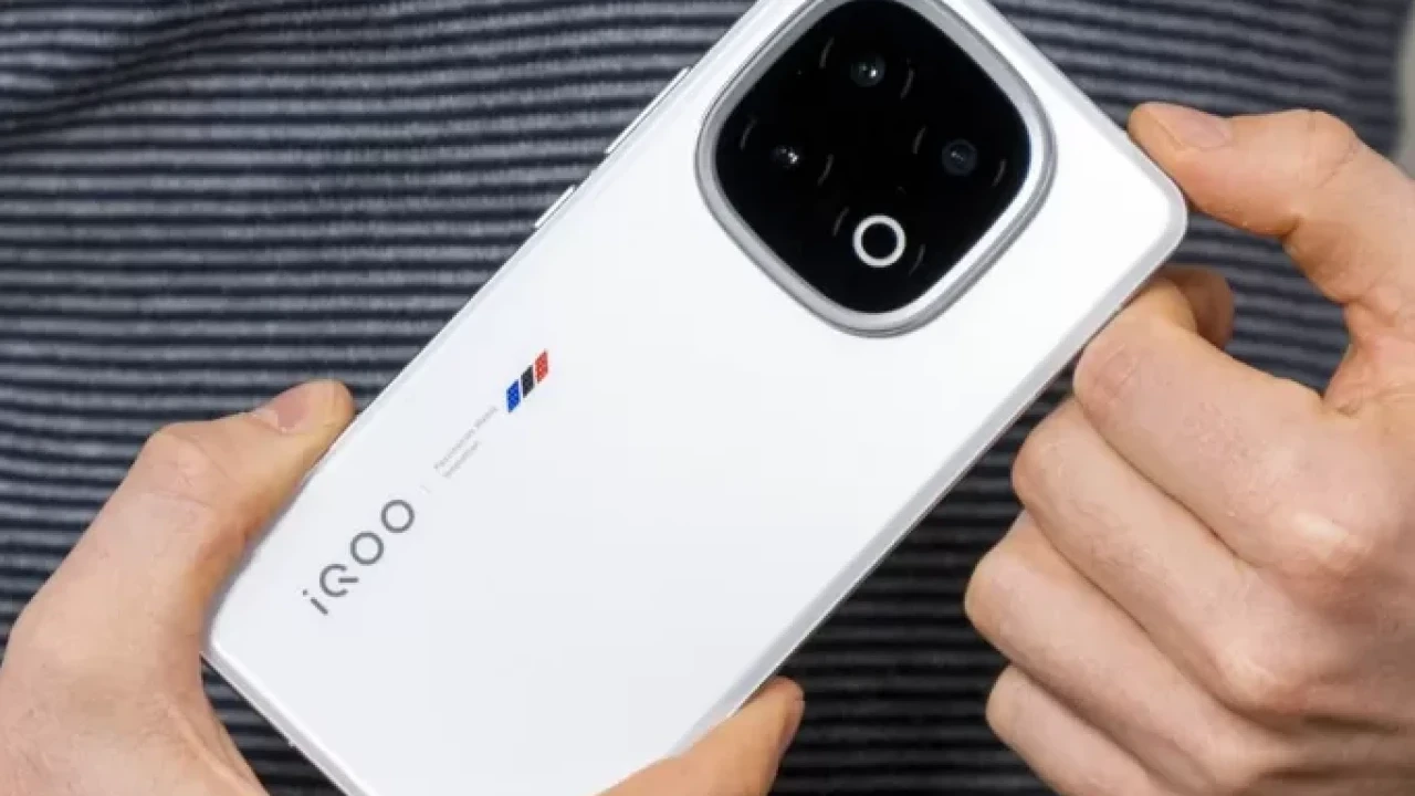 iQOO 15 Hadirkan Layar Samsung QHD+ dan Kamera Zoom Periskop 3x, Kapan Rilisnya?