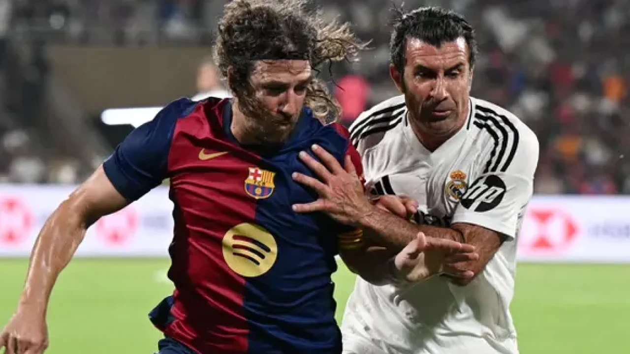Legenda El Clasico Luis Figo dan Carles Puyol Bakal Reuni di GBK 2025!