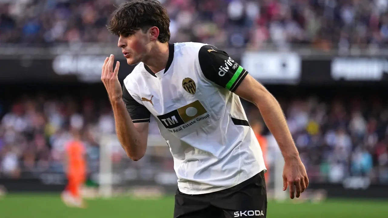Manchester United Dikabarkan Hampir Rampungkan Transfer Javi Guerra dari Valencia
