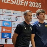 Pelatih Oxford United Terpesona Atmosfer SUGBK, Bandingkan Suporter Indonesia dan Inggris