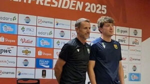 Pelatih Oxford United Terpesona Atmosfer SUGBK, Bandingkan Suporter Indonesia dan Inggris