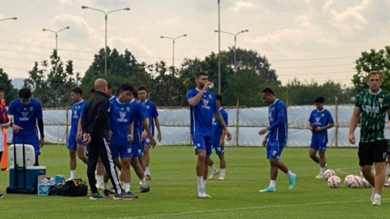 Persib Bandung Berangkat ke Thailand Bawa 24 Pemain Berikut untuk TC, Siap Gelar Uji Coba!