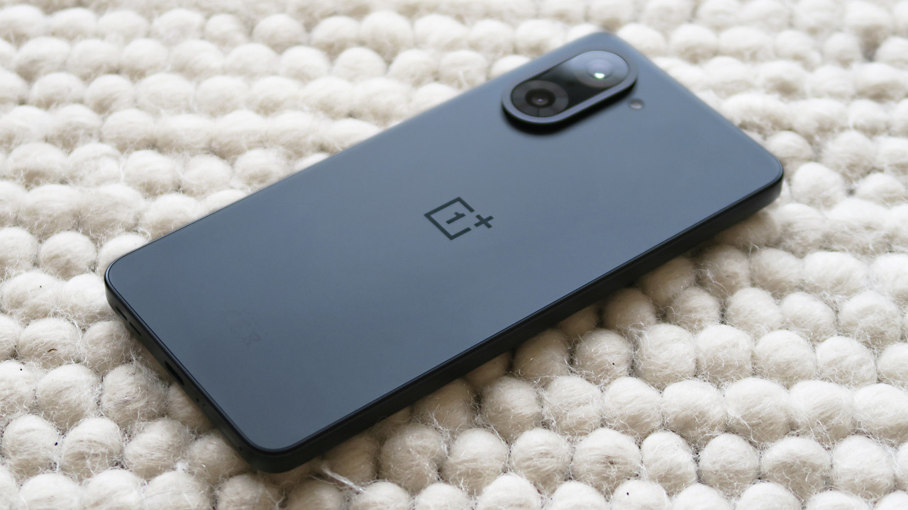 OnePlus Nord CE 5 vs OPPO Reno 14F: Pilih Mana Smartphone Kelas Menengah Terbaik?