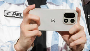 OnePlus 15 Dikabarkan Turunkan Kualitas Kamera dan Haptics, Apa yang Terjadi?