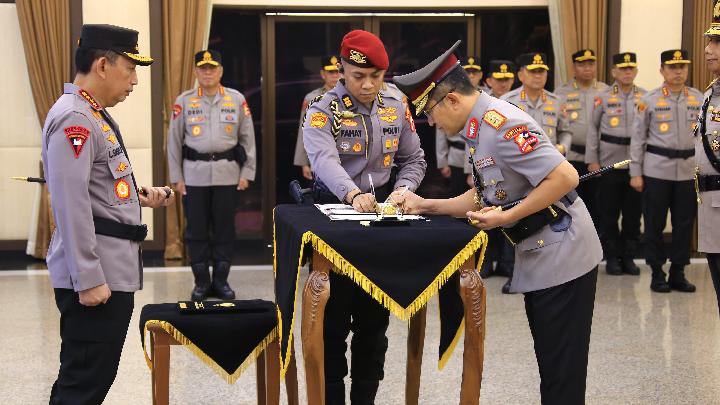 Kapolri Pimpin Sertijab Kepala Baintelkam dan Dankor Brimob Baru Kapolri Pimpin Sertijab Kepala Baintelkam dan Dankor Brimob Baru
