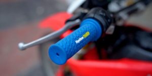 Ternyata, Ganti Handgrip Motor Bekas: Kanan dan Kiri Berbeda Cara