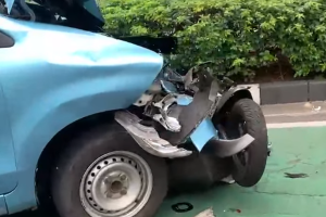 Toyota Transmover Berubah Tampilan, Bodi Depan Rusak Parah Nyaris Hancurkan Honda Scoopy