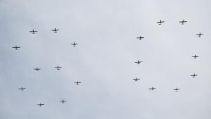 Paramotor dan Tim Aerobatik Jupiter Tampilkan Atraksi Spektakuler Jelang HUT ke-80 TNI