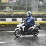 Hujan Ringan hingga Petir Mengguyur Indonesia, 5 Tips Berkendara Aman Ini Wajib Diketahui