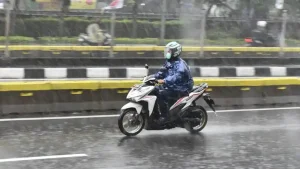 Hujan Ringan hingga Petir Mengguyur Indonesia, 5 Tips Berkendara Aman Ini Wajib Diketahui