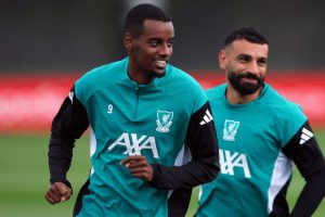 Arne Slot Bela Performa Mohamed Salah dan Alexander Isak, Sebut Dua Bintang Masih Beradaptasi dengan Sistem Baru Liverpool