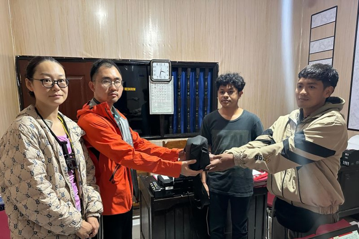 Turis Tiongkok Kehilangan Tas di Kapal, Kejadian Tak Terduga Berikutnya Turis Tiongkok Kehilangan Tas di Kapal, Kejadian Tak Terduga Berikutnya