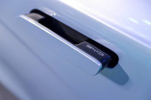 Berita Terkini: China Larang Gagang Pintu Pop-out; Kapal Pengangkut Mobil BYD