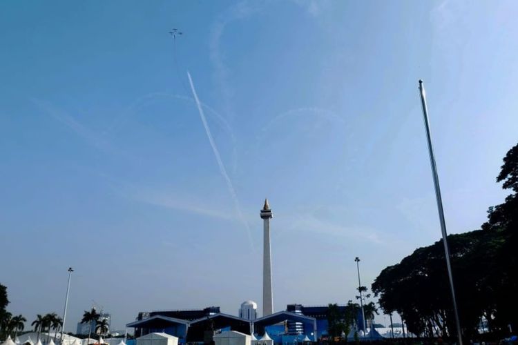 Manuver Pesawat Jupiter TNI AU Meriahkan Upacara HUT ke-80 TNI di Monas Jakarta Manuver Pesawat Jupiter TNI AU Meriahkan Upacara HUT ke-80 TNI di Monas Jakarta