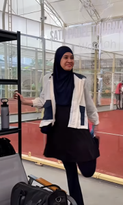 7 Foto Dhini Aminarti Pertama Kali Bermain Padel, Malah Tidak Suka!