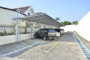Parkir Motor di Lantai Keramik: Bahaya bagi Ban?