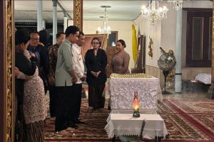 Penghormatan Terakhir Gibran untuk SISKS Pakubuwono XIII Hangabehi