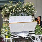 Tangis Putra Raja Solo Pecah Saat Peti Jenazah Dinaikkan Kereta