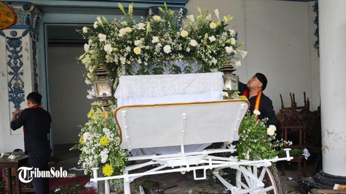 Tangis Putra Raja Solo Pecah Saat Peti Jenazah Dinaikkan Kereta Tangis Putra Raja Solo Pecah Saat Peti Jenazah Dinaikkan Kereta