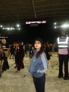 7 Potret Tissa Biani dan Dul Saat Nonton Konser Oasis di Melbourne