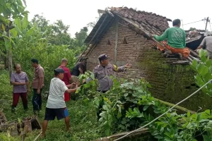Tuminem Tenang Meski Atap Dapur Ambrol, Sudah Biasa Tinggal di Rumah Tetangga