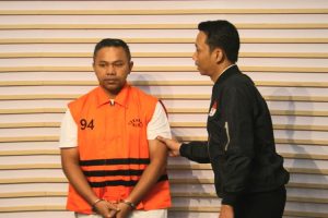 Rumah Dinas Gubernur Riau Disidak KPK Usai Jadi Tersangka