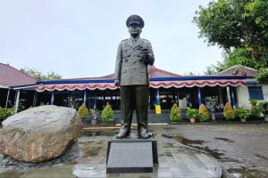 Ahli Hukum Unair Menolak Gelar Pahlawan Soeharto: Integritasnya Disorot