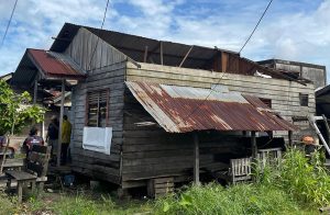 Angin Kencang Hancurkan Atap dan Pohon di Meranti