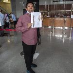 Emak-Emak Pantau Pemeriksaan Roy Suryo: Ini Ijazahku, Mana Ijazahmu Jokowi?