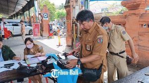 Pengecekan Bahaya Produk di Pasar Kreneng Jelang Galungan Bali