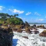 Pesona Pantai Karangtawulan: Tebing Eksotis dan Tanah Lot Tersembunyi di Selatan Tasikmalaya