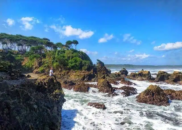 Pesona Pantai Karangtawulan: Tebing Eksotis dan Tanah Lot Tersembunyi di Selatan Tasikmalaya Pesona Pantai Karangtawulan: Tebing Eksotis dan Tanah Lot Tersembunyi di Selatan Tasikmalaya