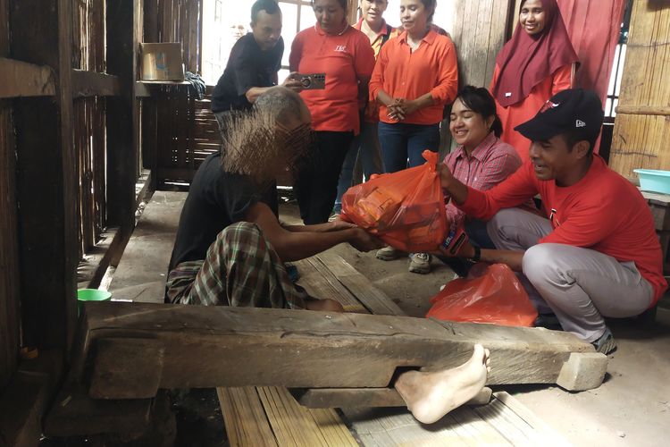 Saat penyintas disabilitas psikososial di Manggarai Timur terima hadiah Natal Saat penyintas disabilitas psikososial di Manggarai Timur terima hadiah Natal