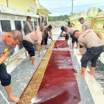 Brimob Sumut-Polres Langkat Bantu BKM dan Bersihkan Masjid Azizi Pasca Banjir