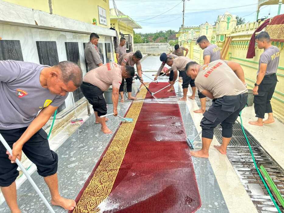 Brimob Sumut-Polres Langkat Bantu BKM dan Bersihkan Masjid Azizi Pasca Banjir Brimob Sumut-Polres Langkat Bantu BKM dan Bersihkan Masjid Azizi Pasca Banjir