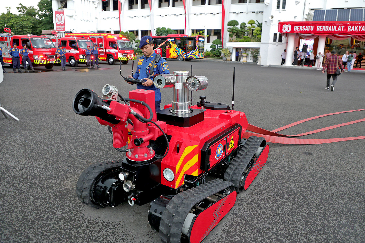 Kurangi Risiko Cedera, Pemkot Surabaya Hadirkan Robot Pemadam Kebakaran Kurangi Risiko Cedera, Pemkot Surabaya Hadirkan Robot Pemadam Kebakaran