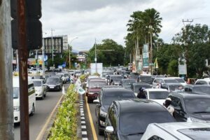 Sabtu pagi, antrean kendaraan di jalur wisata Puncak Bogor