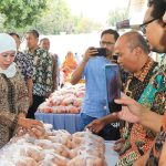Stabilkan Harga Bahan Pokok, Pasar Murah Gubernur Khofifah Diserbu Warga Sidoarjo