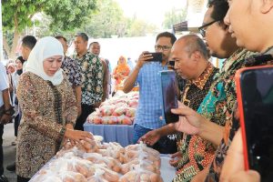 Stabilkan Harga Bahan Pokok, Pasar Murah Gubernur Khofifah Diserbu Warga Sidoarjo