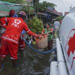 Polisi Bantu Warga Terdampak Banjir dengan Air Bersih dan Masker