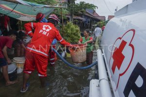 Polisi Bantu Warga Terdampak Banjir dengan Air Bersih dan Masker