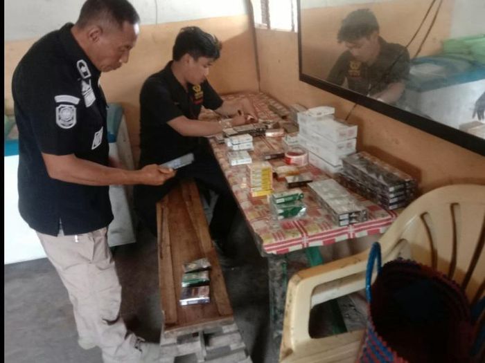 Dugaan Gudang Rokok Tanpa Pita Cukai ‘Bermarkas’ di Pantai Besar Larantuka Dugaan Gudang Rokok Tanpa Pita Cukai ‘Bermarkas’ di Pantai Besar Larantuka